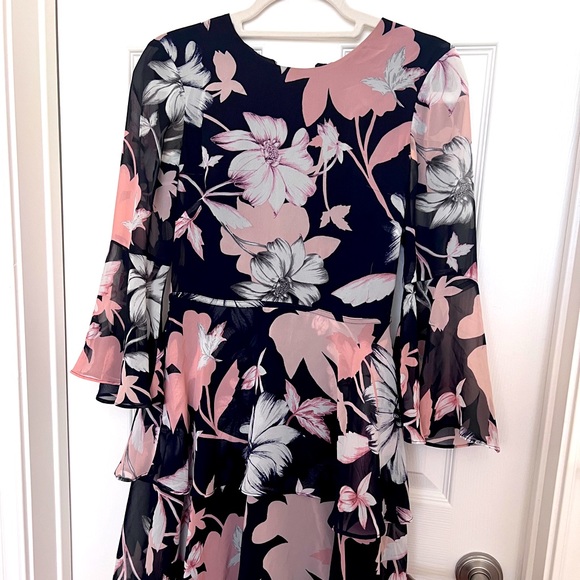 {🌟HP 🌟 VINCE CAMUTO} floral ruffle dress - Picture 1 of 3